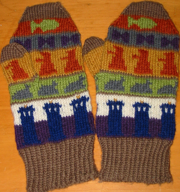 Doctor Who Mittens: Free knitting pattern